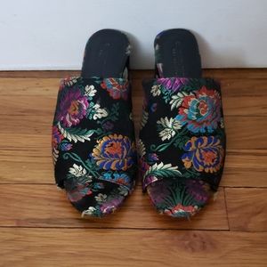 ⬇️Multicolor Embroidered Mule